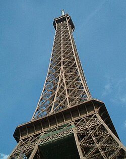 La torre Eiffel iluminada, monumento parisino erigido para la exposición de 1889.