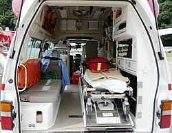 Interior de una ambulancia moderna equipado para la atención médica