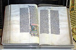 Una Biblia manuscrita en latín expuesta en la Abadía de Malmesbury, Wiltshire, Inglaterra, escrita en Bélgica en 1407 para su lectura monástica.