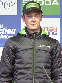 Dylan van Baarle compitiendo en una carrera ciclista