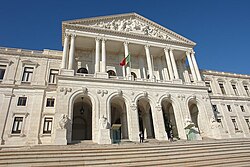 Bandera en la Asamblea de la República