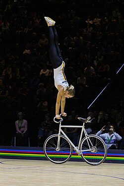 Viola Brand realizando una acrobacia sobre la bicicleta