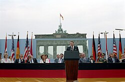 Ronald Reagan pronunciando su discurso en 1987