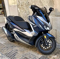Una maxi escúter Honda Forza 300