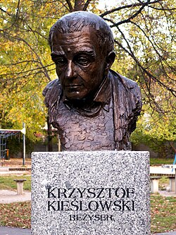 Busto de Krzysztof Kieślowski en el paseo de las Glorias en Kielce