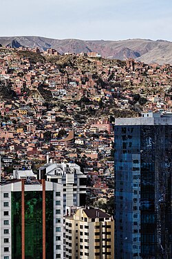 Asentamientos informales en laderas urbanas de La Paz, Bolivia.