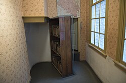 Entrada al escondite detrás de una biblioteca