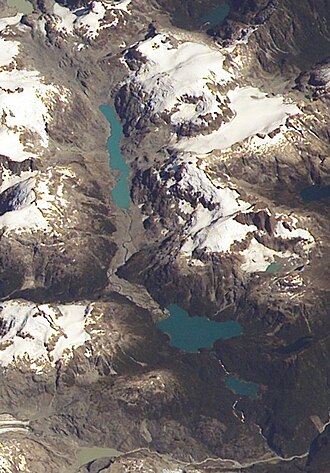 Vista aérea del lago Inexplorado en el Parque Nacional Hornopirén