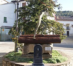 Monumento dedicado al almadiero en Sigüés
