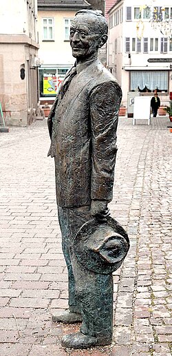 Escultura de Hermann Hesse titulada Entre quedarse y seguir en Calw