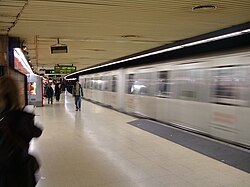Andén sentido Fondo de la L1 de Metro en la estación.