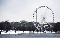 Atracciones iluminadas del festival Winter Wonderland en Hyde Park