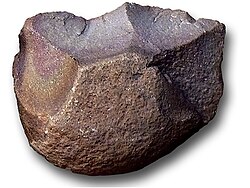 Canto tallado de piedra asociado a la tradición olduvayense
