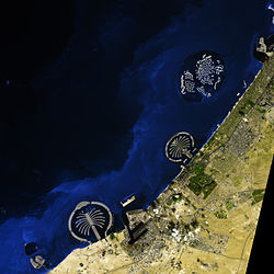 Foto satelital de la costa de Dubái con islas artificiales