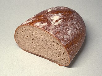Corte de un pan típico de centeno con mezcla de harina de trigo.