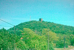 Torre de Vršac sobre la colina