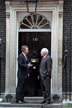 Fachada y entrada del número 10 de Downing Street