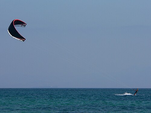 Kitesurfista navegando