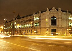 Vista nocturna de la fachada norte y ampliación de Rafael Moneo