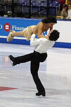 Demostración de una elevación sobre un pie en patinaje.