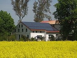 Instalación de energía solar fotovoltaica sobre el tejado de una vivienda rural, en Alemania.