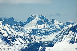 Paisaje de las montañas escandinavas con el Galdhøpiggen
