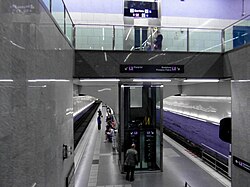 Acceso a los andenes de la L2 en la estación de Universitat