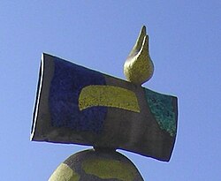 Toma lateral que refleja el entorno del parque de Joan Miró