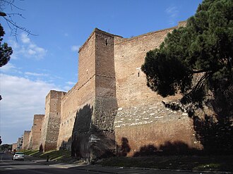 Vista de una sección de las Murallas Aurelianas