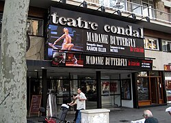 Entrada principal del Teatro Condal en la avenida del Paralelo de Barcelona