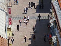 Personas en una calle de Košice