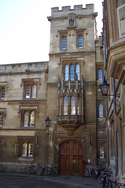 Entrada del Pembroke College en Oxford donde residió Johnson