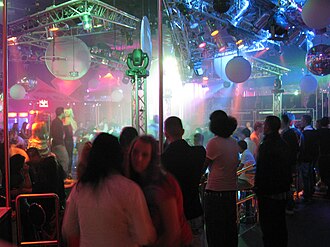 La música dance es comúnmente usada en discotecas.
