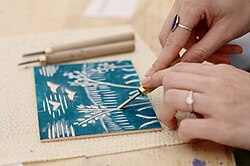 Proceso de preparación de la madera y diseño antes del grabado