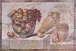 Tazón de fruta transparente y jarros en frescos romanos