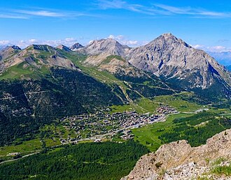 Fotografía panorámica del col de Montgenèvre rodeado por las cumbres alpinas.