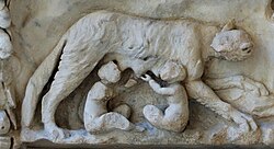 Detalle representando la Lupa Capitolina en el relieve de un pedestal procedente del reinado de Trajano.