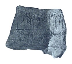 Placa de plomo proveniente del poblado ibérico de la Peña del Moro