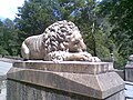 Escultura de uno de los leones en Covadonga