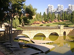 Acueducto de Dos Rius situado en la segunda fase del parque