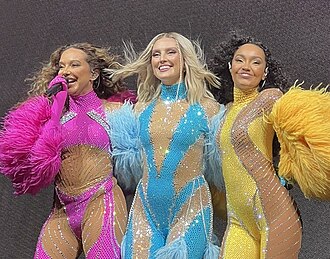 Little Mix actuando en Leeds durante su The Confetti Tour en 2022.