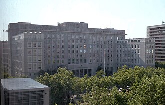 Fachada o vista general de la sede principal del Ministerio de Defensa