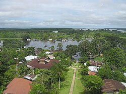 Paisaje fluvial del río Amazonas cerca de Puerto Nariño