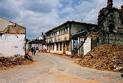 Edificaciones dañadas tras el conflicto de 1999