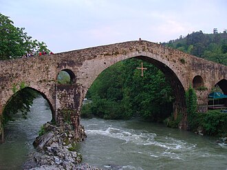Puente romano sobre el río Sella en Cangas de Onís