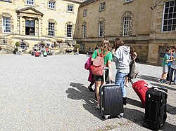 Grupo de estudiantes de intercambio reunidos en Inglaterra