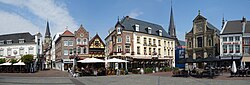 Fotografía de la plaza del mercado de Sittard con edificaciones históricas alrededor