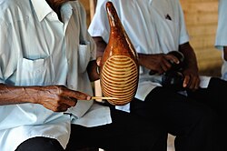 Músicos tocando güiro y maracas.