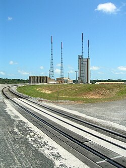 Plataforma de lanzamiento de Ariane 5 con sus raíles de transporte