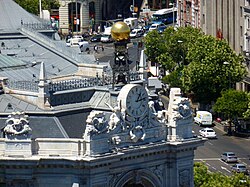 Reloj del chaflán hacia la plaza de Cibeles